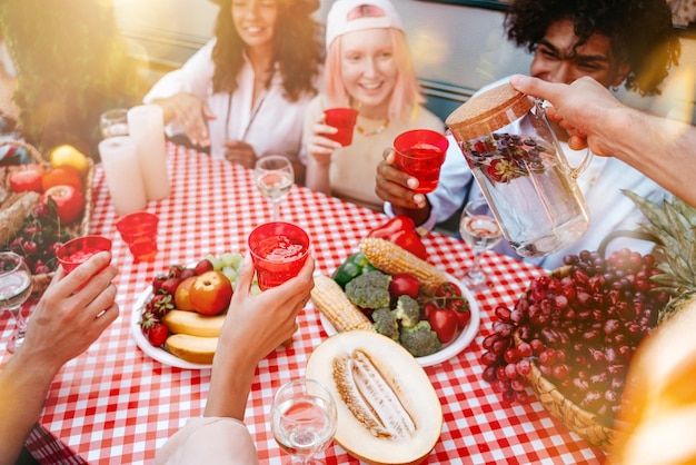 Gli amici fanno un picnic con un camper in una giornata di sole