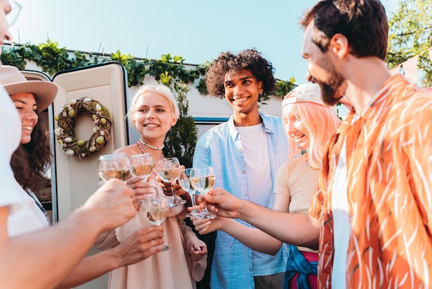 Gli amici fanno un picnic e brindano con bicchieri di vino