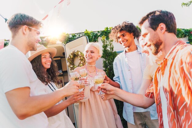 Gli amici fanno un picnic e brindano con il vino