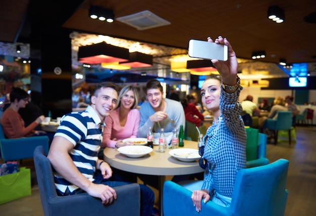 gli amici fanno una pausa pranzo nel centro commerciale, mangiando fast food italiano