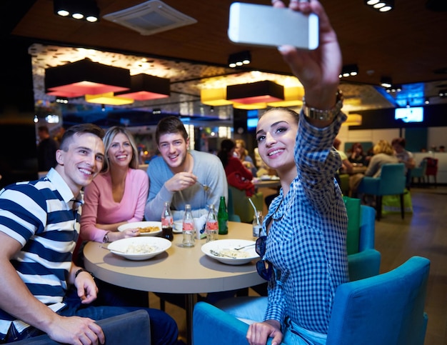 gli amici fanno una pausa pranzo nel centro commerciale, mangiando fast food italiano