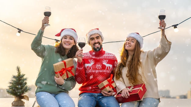 Gli amici festeggiano il Natale