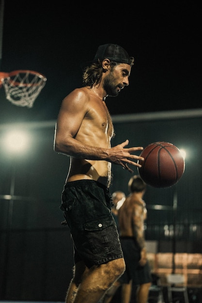 Gli amici giocano a basket. I giovani giocano a basket per strada.