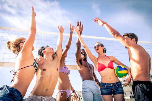 Gli amici giocano a beach volley