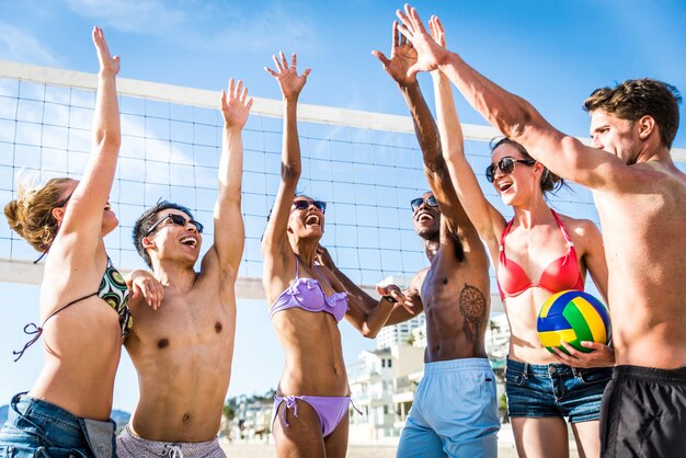 Gli amici giocano a beach volley