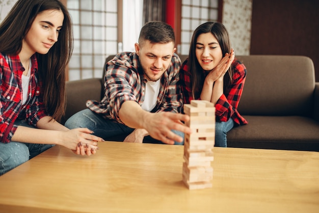 Gli amici giocano a jenga, fuoco selettivo sulla torre