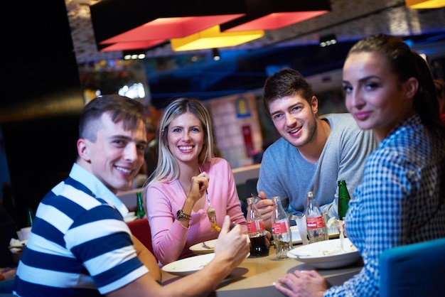 gli amici hanno una pausa pranzo nel centro commerciale
