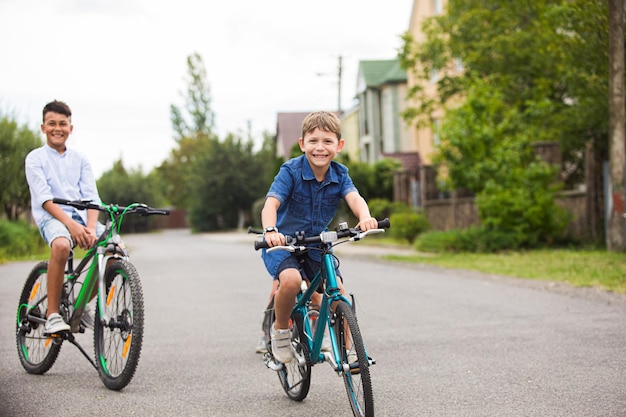 Gli amici in bicicletta si salutano per strada