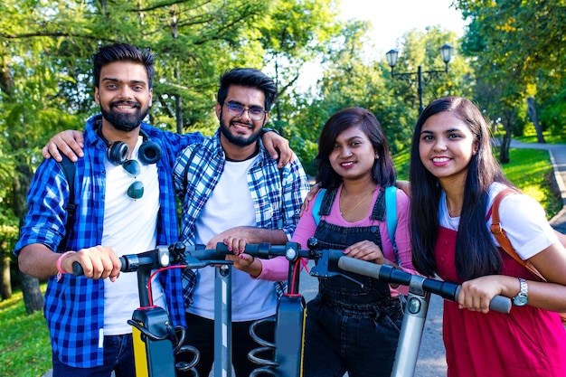 Gli amici indiani moderni guidano su segway nel parco in India