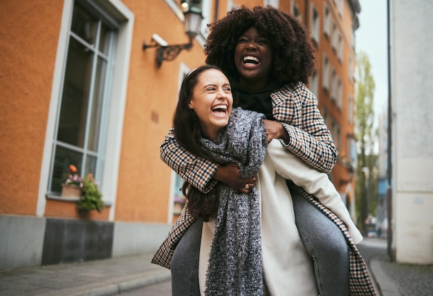 Gli amici ridono avventura e viaggiano in città persone felici con sulle spalle e donne in Italia in vacanza Felicità diversità e vacanza insieme il turista si diverte con libertà e commedia all'aperto