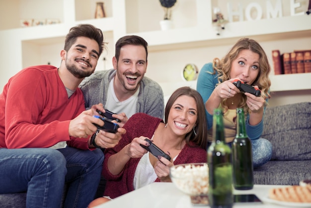 Gli amici si divertono e giocano insieme ai videogiochi