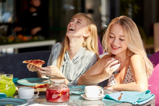 Gli amici si divertono incontrandosi in pizzeria per pranzo