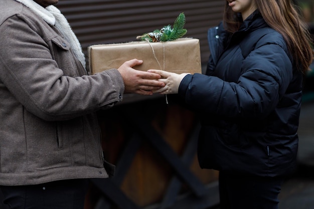 Gli amici si scambiano doni Bel regalo Arredamento di Capodanno Preparazione per la vacanza Regalo su uno sfondo scuro