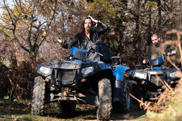 Gli amici stanno guidando su un quad all'aperto