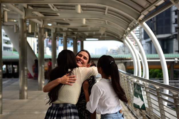 Gli amici stanno passeggiando per la città, gli amici vengono a Bangkok, la capitale della Thailandia.