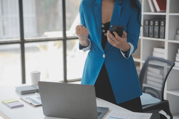 Gli analisti finanziari analizzano i rapporti finanziari aziendali su un progetto di investimento di pianificazione di tablet digitale durante una discussione in una riunione aziendale che mostra i risultati del loro lavoro di squadra di successo