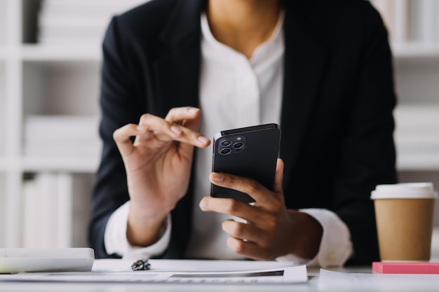 Gli analisti finanziari analizzano i rapporti finanziari aziendali su un progetto di investimento di pianificazione di tablet digitale durante una discussione in una riunione aziendale che mostra i risultati del loro lavoro di squadra di successo