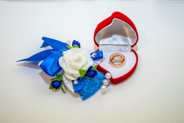 Gli anelli d'oro sono preparati per la cerimonia di nozze
