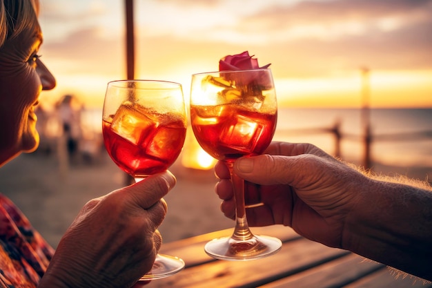 Gli anziani brindano con un cocktail sulla spiaggia