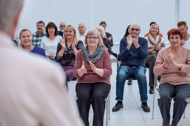 Gli anziani nell'evento seminario molti anziani nella conferenza