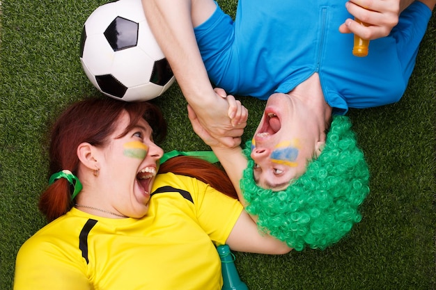 Gli appassionati di calcio supportano la loro squadra e celebrano il gol