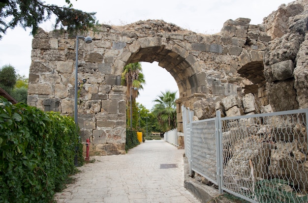 Gli archi in pietra dell'antica città di Side Turchia