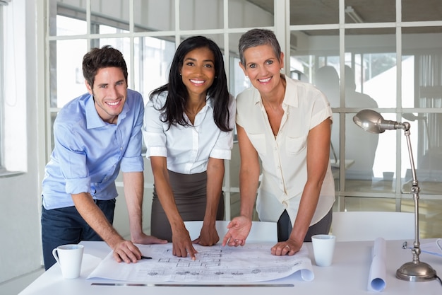 Gli architetti che lavorano sui progetti sorridono alla macchina fotografica