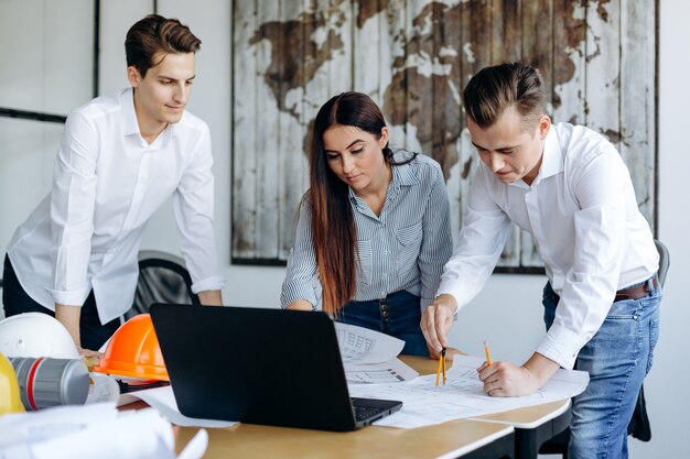 Gli architetti stanno lavorando a un importante progetto in ufficio