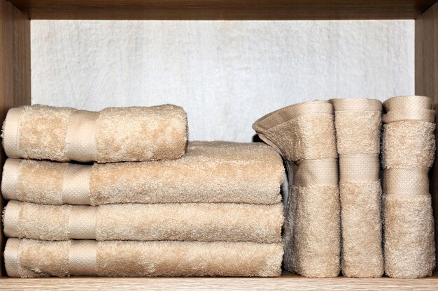 Gli asciugamani sono disposti sullo scaffale