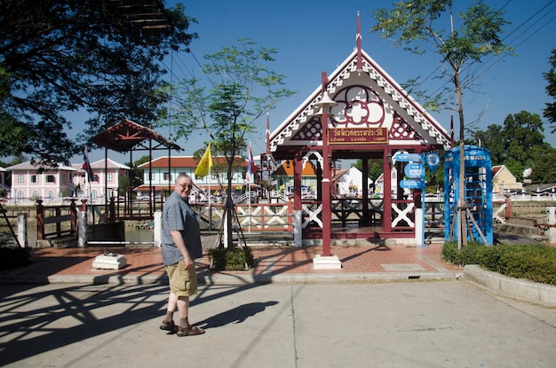 Gli asiatici e i viaggiatori stranieri utilizzano la funivia attraverso il fiume Chao Phraya, visita e prega il tempio gotico di Wat niwet thammaprawat il 19 dicembre 2016 ad Ayutthaya in Thailandia