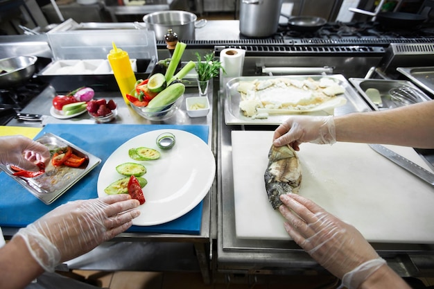 Gli chef preparano i pasti in cucina