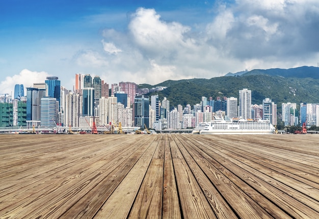 Gli edifici alti sul bordo del porto di Victoria a Hong Kong, la città moderna, in Cina