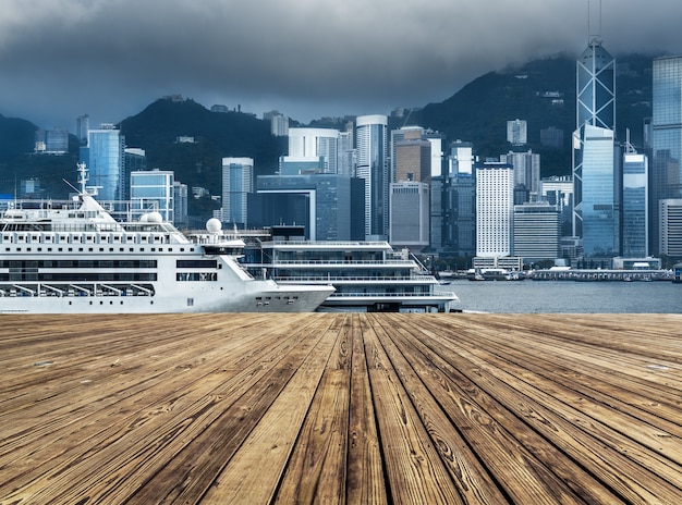 Gli edifici alti sul bordo del porto di Victoria a Hong Kong, la città moderna, in Cina