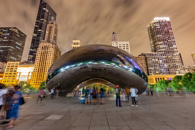 Gli edifici e le persone sono stati riflessi da The Bean o The Cloud Gate al Millenium Park