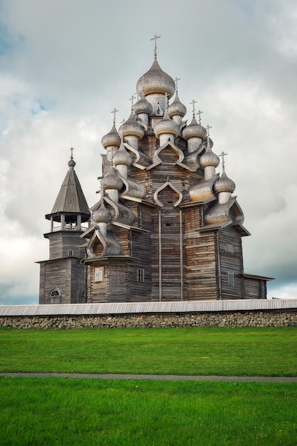 Gli edifici in legno dell'antica architettura russa La famosa Chiesa della Trasfigurazione del Signore dopo il restauro Isola Kizhi Lago Onega Repubblica di Carelia Russia