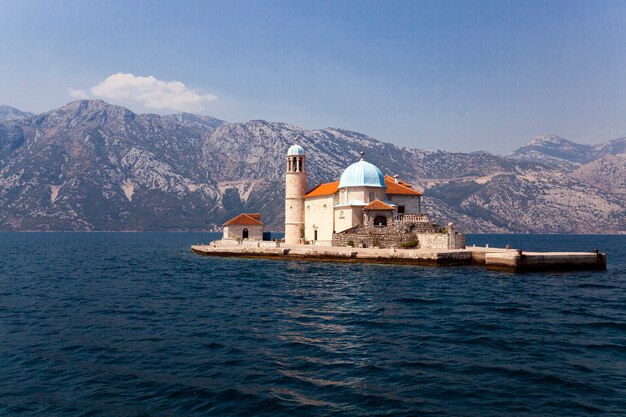 - gli edifici situati nel territorio del mare che è vicino alla costa di