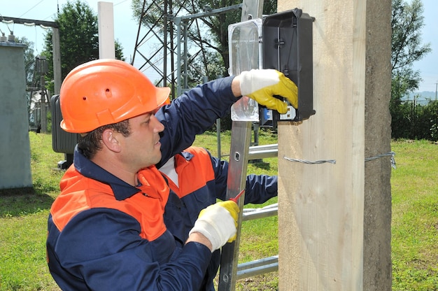 Gli elettricisti installano il cablaggio elettrico su una superficie di legno