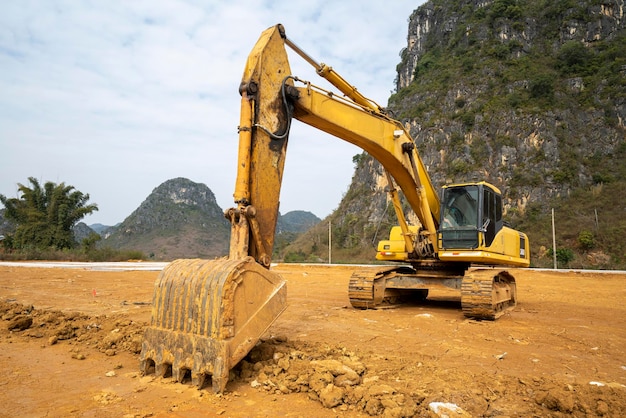 Gli escavatori scavano la terra nel cantiere