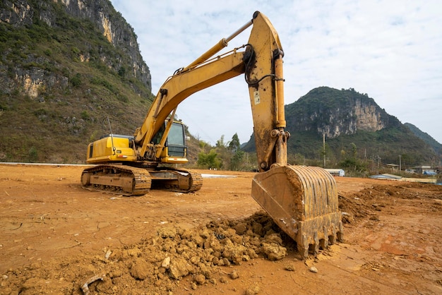 Gli escavatori scavano la terra nel cantiere