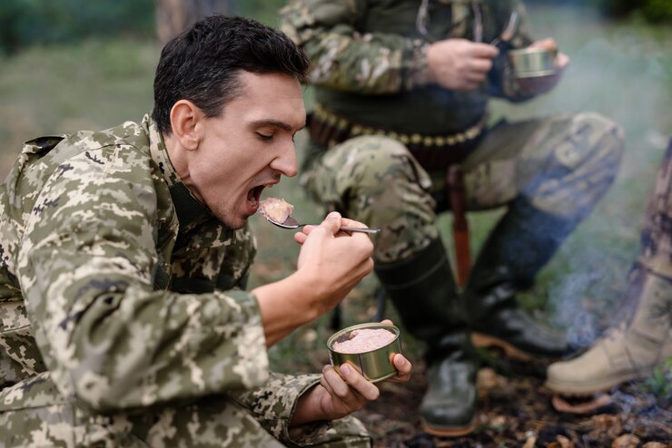 Foto gli escursionisti affamati hanno un pranzo in scatola nella foresta.