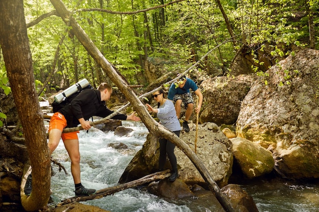 Gli escursionisti attraversano un fiume