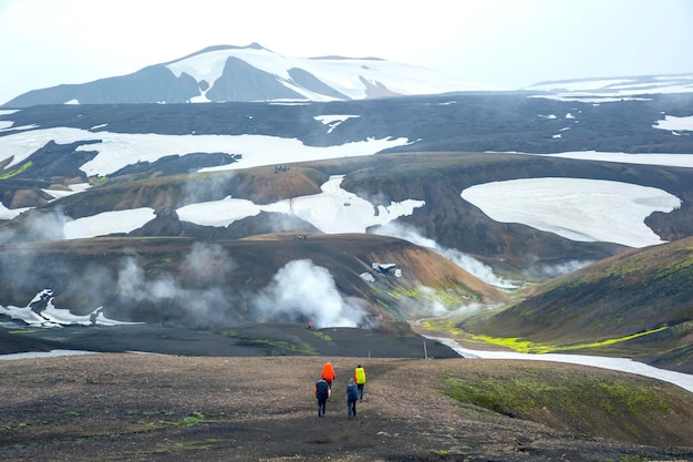 Gli escursionisti turistici stanno camminando lungo il sentiero escursionistico delle montagne islandesi Landmannalaugar islanda