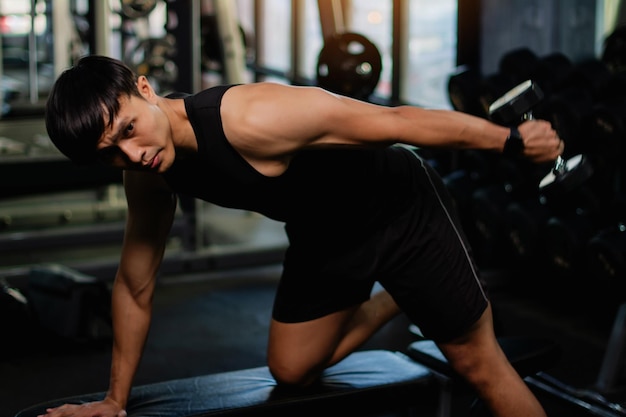 Gli esercizi di sollevamento di manubri rafforzano i muscoli della parte superiore del braccio Attività di esercizio per gli amanti della salute
