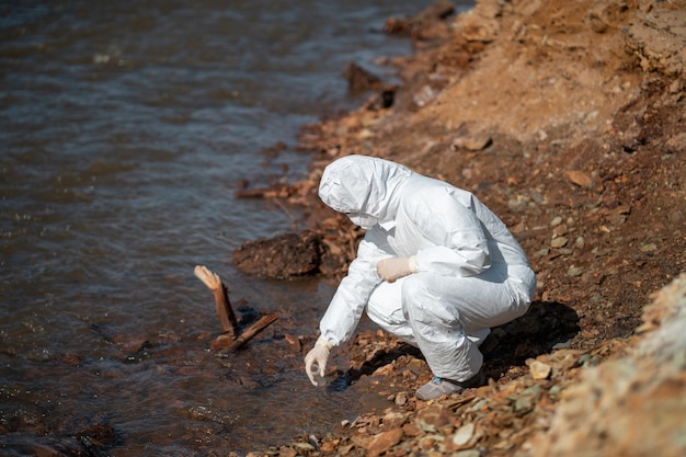 Gli esperti analizzano l'acqua in un ambiente contaminato.