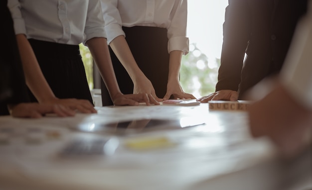 Gli esperti riuniti nella sala conferenze hanno eseguito analisi statistiche esaminando i grafici a torta finanziari e tracciando le vendite nelle riunioni di gruppo. Riunione di riepilogo delle vendite, riunione e concetti di business.