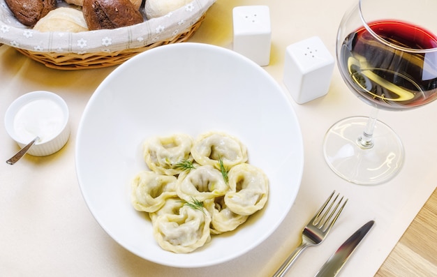 Gli gnocchi in un piatto sono servito su una tavola di legno