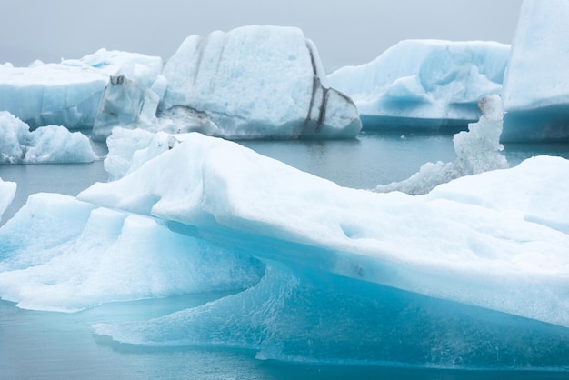 Gli iceberg galleggianti che si sciolgono a Jokulsarlon, in Islanda