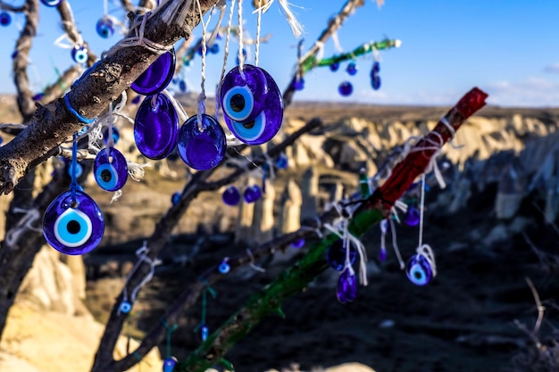 Gli incantesimi del malocchio pendono da un albero nella valle di Ushisar e nella valle dei piccioni in Cappadocia, Turchia