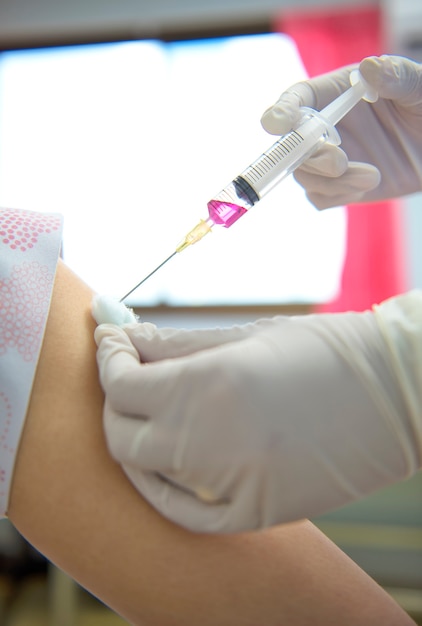 gli infermieri sono vaccinazioni ai pazienti che usano la siringa.