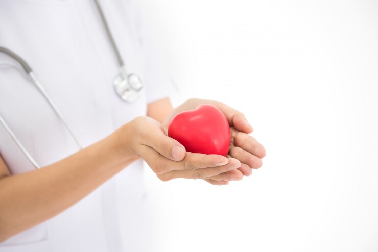 Gli infermieri usano le mani per mostrare il concetto di forma del cuore